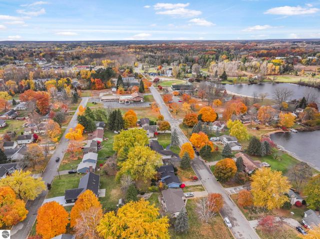 412 Wilcox Parkway, Clare, MI 48617