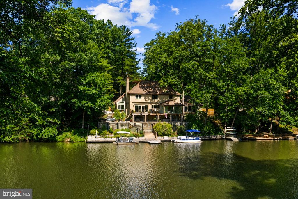 3431 GREENTREE DR, Falls Church, VA 22041
