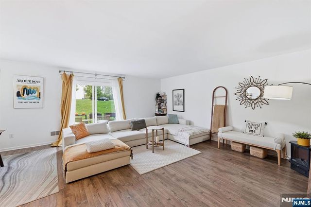 4 Mulberry Lane, Hamburg, NJ 07419