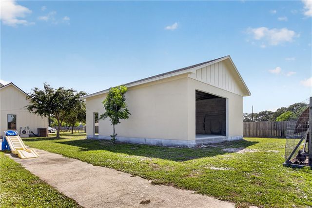 1056 Glenoak Dr, Corpus Christi, TX 78418