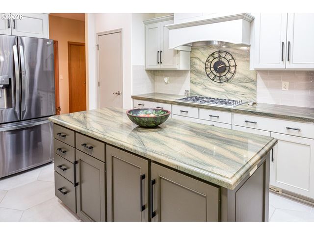 3381 ROSEMONT Way, Eugene, OR 97401