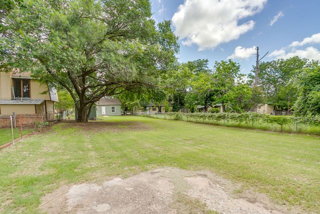 418 E Akard Street, Weatherford, TX 76086