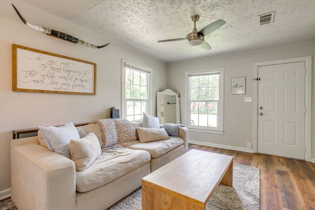 418 E Akard Street, Weatherford, TX 76086
