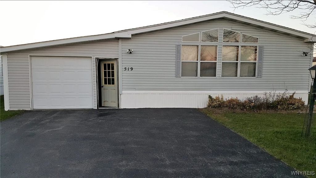 519 Applewood Drive 519, Lockport Town, NY 14094