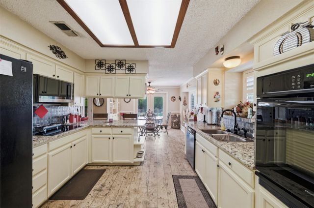 317 Ryan Avenue, Burleson, TX 76028