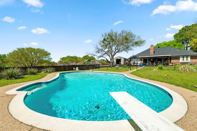 317 Ryan Avenue, Burleson, TX 76028