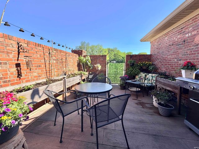 6164 Glenview Drive, Newburgh, IN 47630