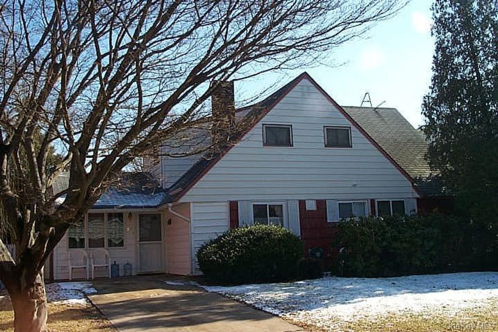 15 Ponder Lane, Levittown, NY 11756