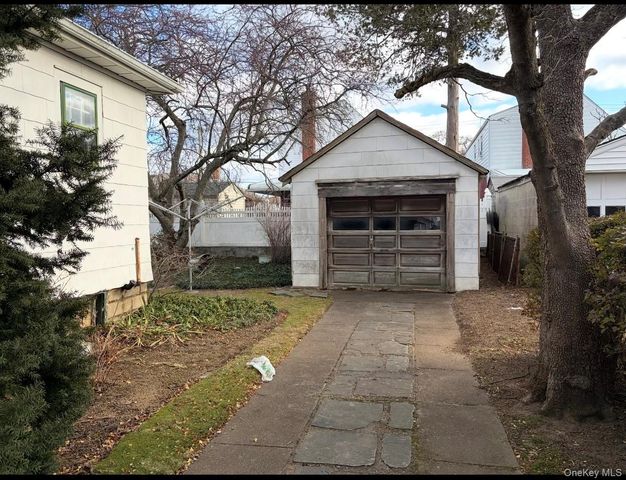8529 261st Street, Floral Park, NY 11001