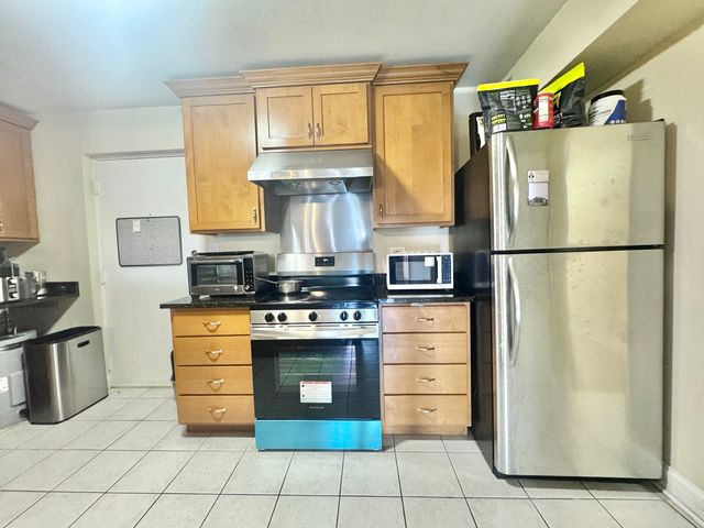 3217 W Bryn Mawr Avenue 201, Chicago, IL 60659