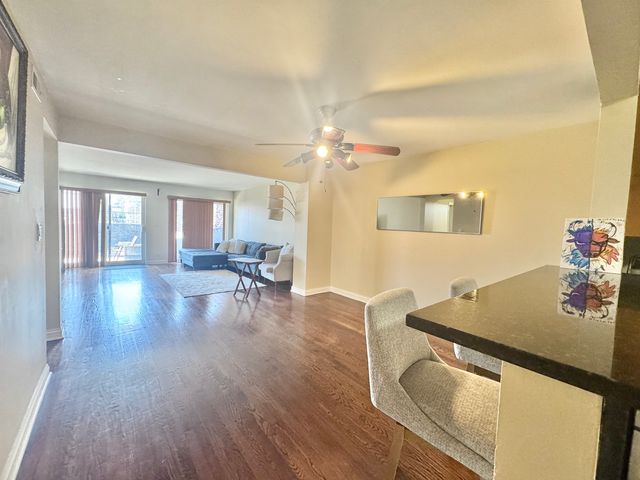 3217 W Bryn Mawr Avenue 201, Chicago, IL 60659