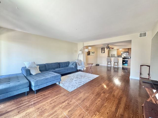 3217 W Bryn Mawr Avenue 201, Chicago, IL 60659