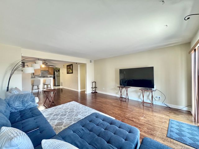 3217 W Bryn Mawr Avenue 201, Chicago, IL 60659