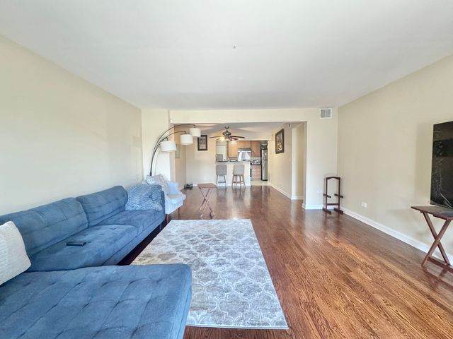 3217 W Bryn Mawr Avenue 201, Chicago, IL 60659