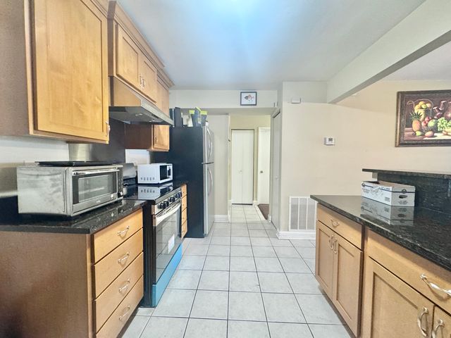 3217 W Bryn Mawr Avenue 201, Chicago, IL 60659