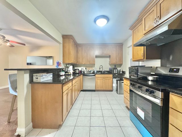 3217 W Bryn Mawr Avenue 201, Chicago, IL 60659