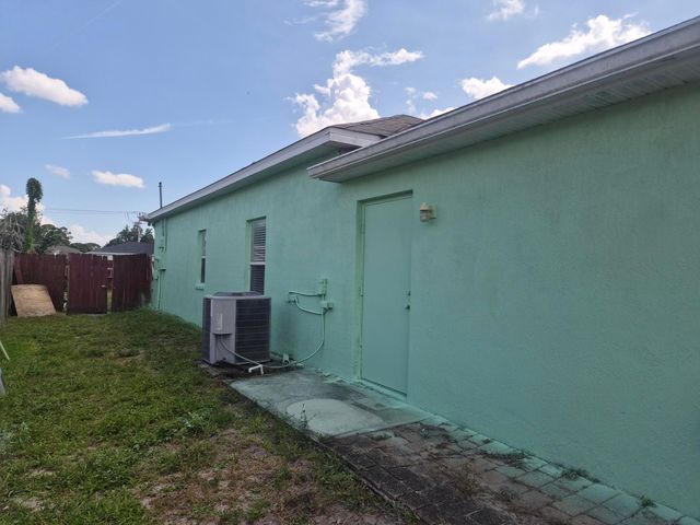 698 Thuringer Street NW, Palm Bay, FL 32907