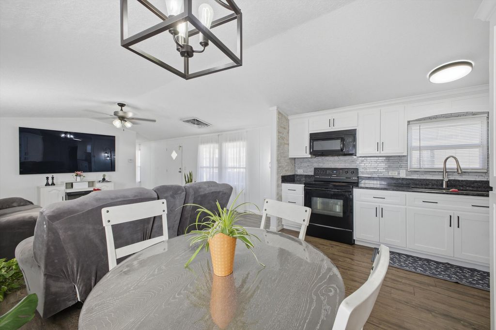 Image 13 of property listing at 224 E Atrisco Vista Boulevard SW TRLR 1020, Albuquerque, NM 87121