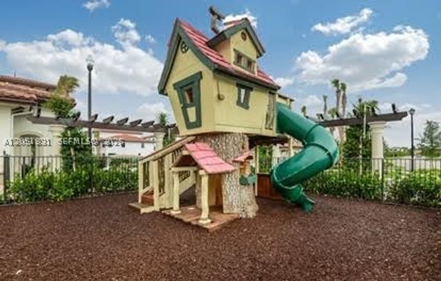 11566 SW 13th Ln, Pembroke Pines, FL 33025