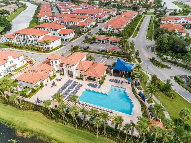 11566 SW 13th Ln, Pembroke Pines, FL 33025