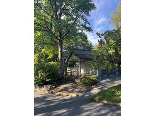 3831 Sw CANBY St, Portland, OR 97219