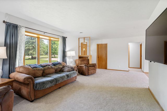 58413 220th Street, Austin, MN 55912