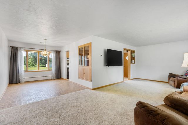 58413 220th Street, Austin, MN 55912