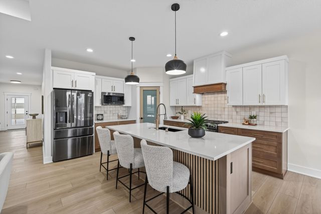 5557 165th Street, Urbandale, IA 50323