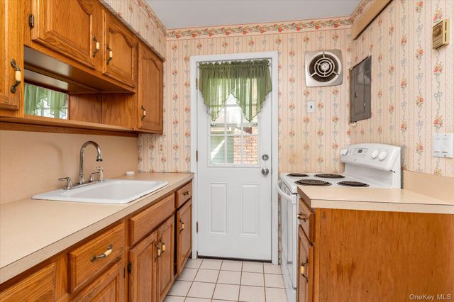 2484 Lindy Road, Westbury, NY 11590