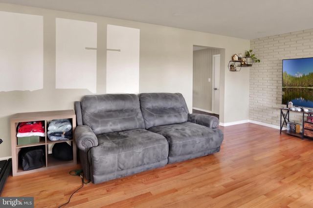 1227 LEBANON RD, Manheim, PA 17545