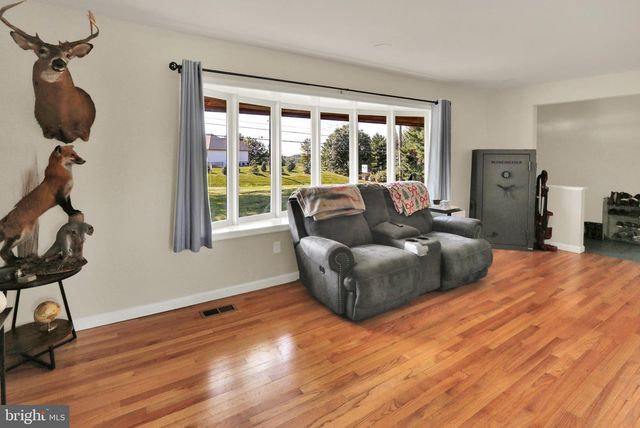 1227 LEBANON RD, Manheim, PA 17545