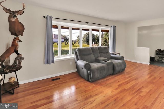 1227 LEBANON RD, Manheim, PA 17545
