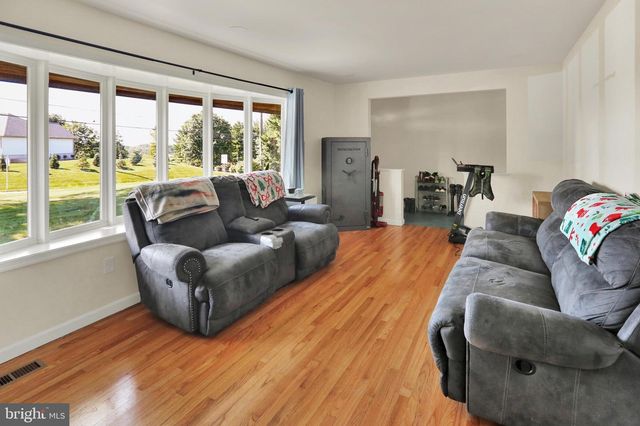 1227 LEBANON RD, Manheim, PA 17545