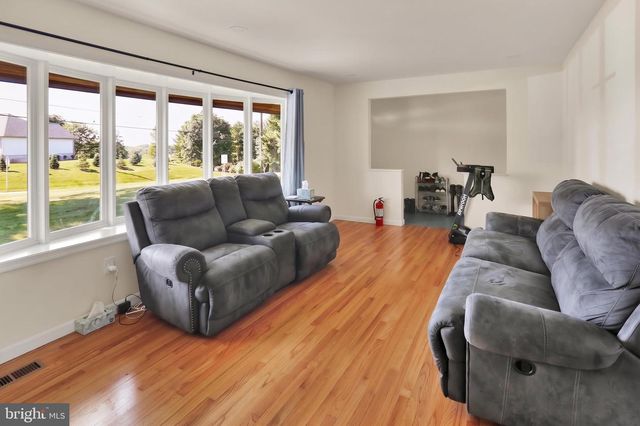1227 LEBANON RD, Manheim, PA 17545