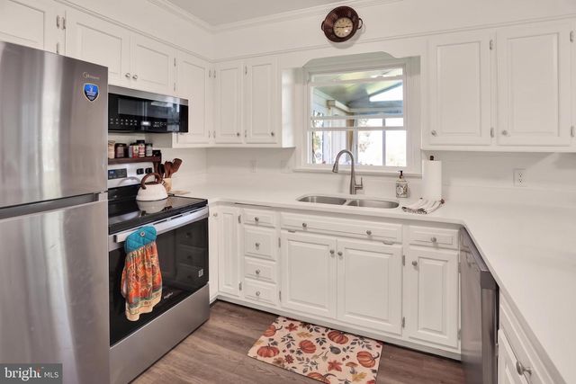 1227 LEBANON RD, Manheim, PA 17545