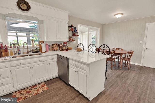 1227 LEBANON RD, Manheim, PA 17545