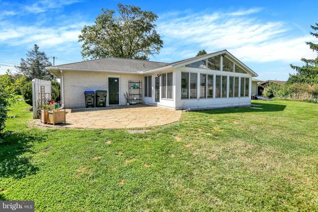 1227 LEBANON RD, Manheim, PA 17545