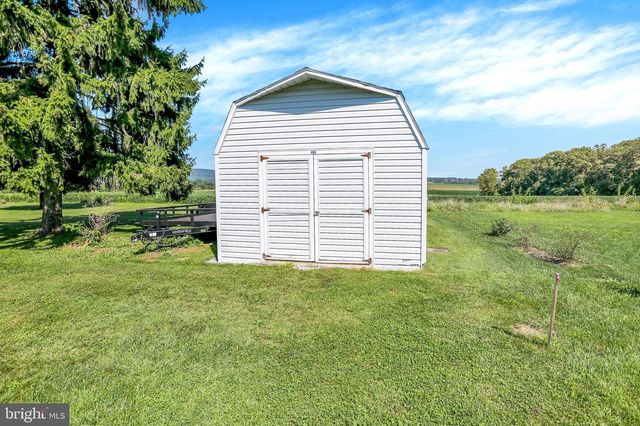 1227 LEBANON RD, Manheim, PA 17545