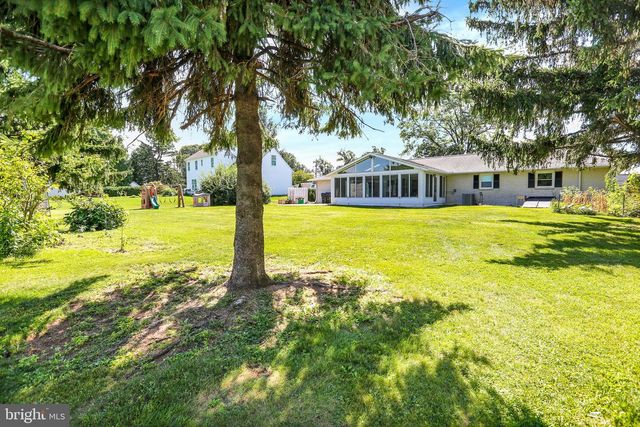 1227 LEBANON RD, Manheim, PA 17545