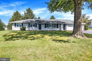 1227 LEBANON RD, Manheim, PA 17545