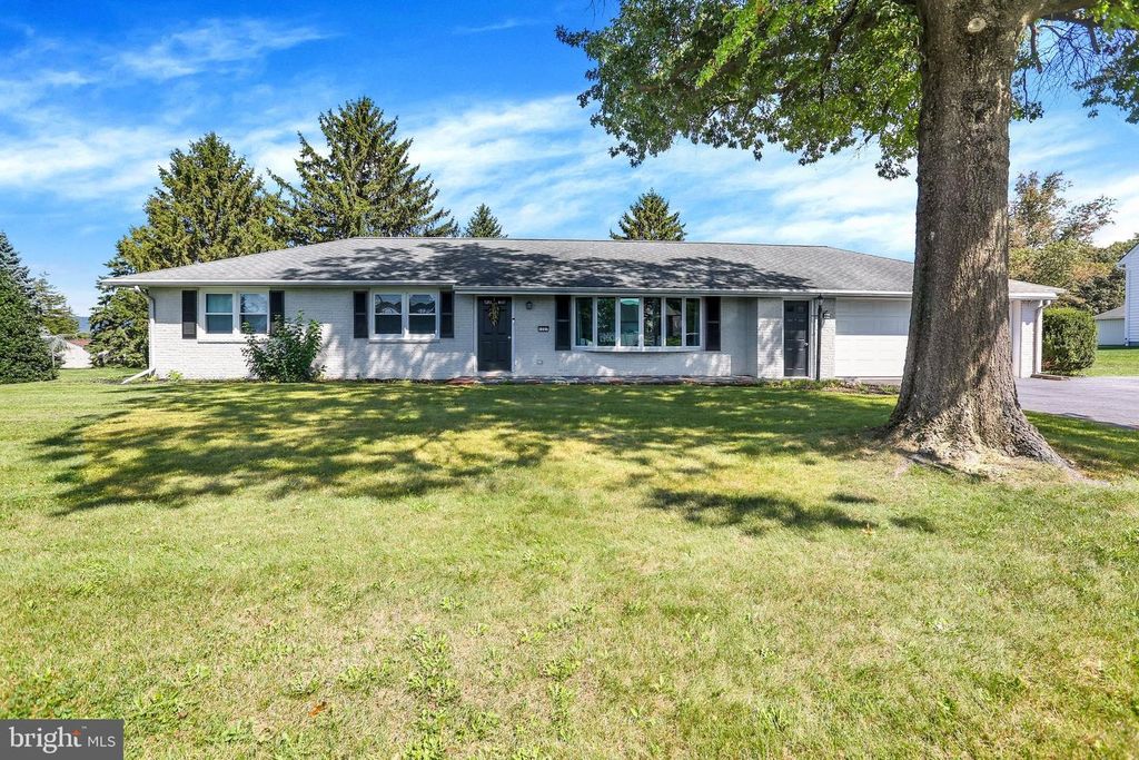 1227 LEBANON RD, Manheim, PA 17545