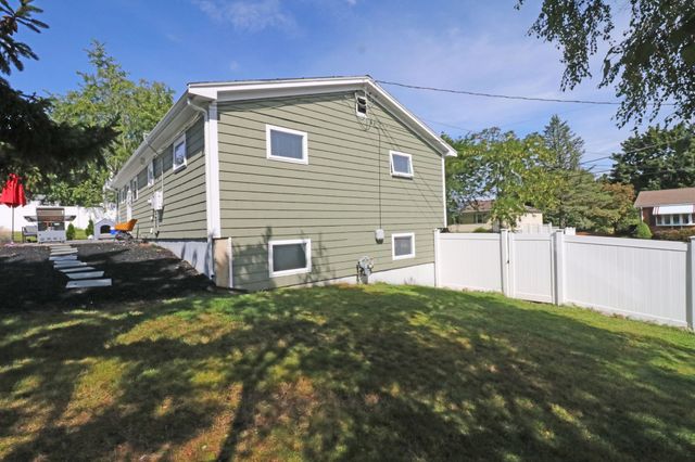 85 Forsyth Ave, Somerset, MA 02726