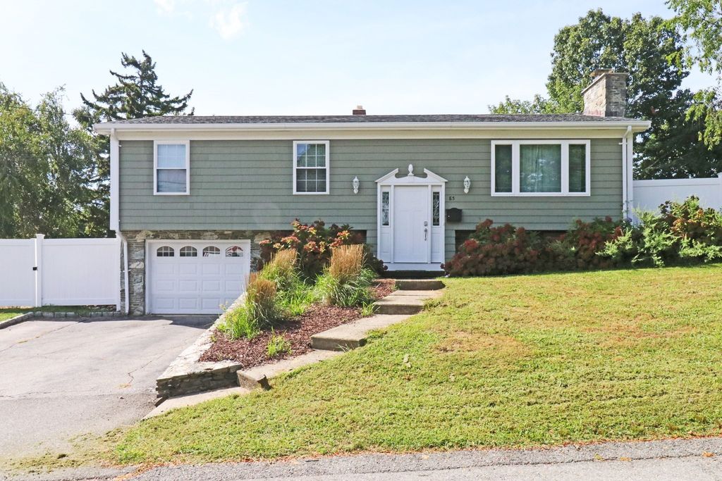 85 Forsyth Ave, Somerset, MA 02726