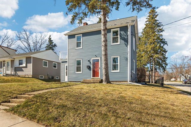222 Hyde Park AVENUE, Waukesha, WI 53188