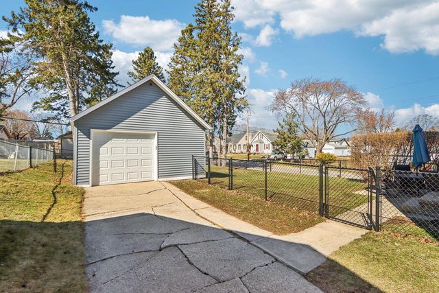 222 Hyde Park AVENUE, Waukesha, WI 53188