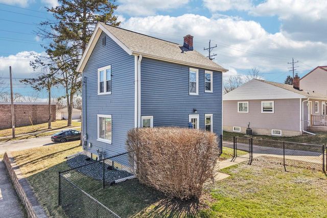 222 Hyde Park AVENUE, Waukesha, WI 53188