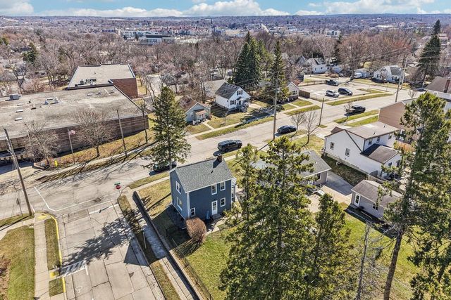 222 Hyde Park AVENUE, Waukesha, WI 53188