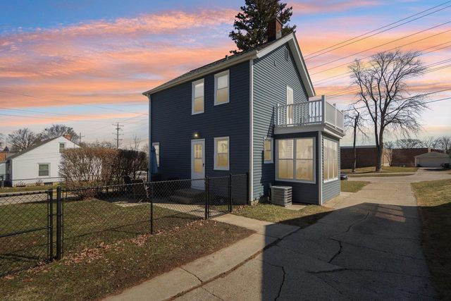 222 Hyde Park AVENUE, Waukesha, WI 53188