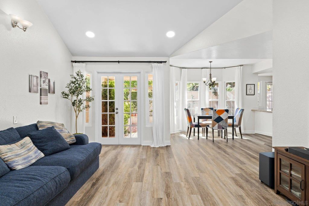 15913 Avenida Villaha 42, San Diego, CA 92128