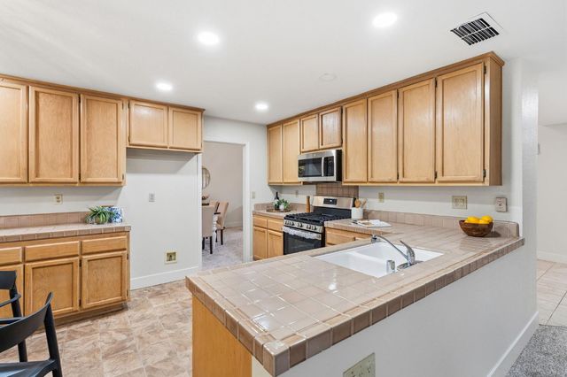 8945 Laguna Place Way, Elk Grove, CA 95758